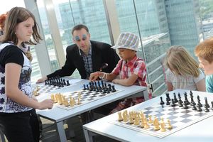 Der Schachclown hilft den Kindern bei den Partien